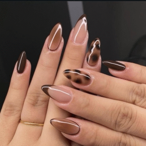 ✅ 12 stunning nails set ✅ Reusable 5–7 Times – Just clean and store carefully ✅ Standard Size – Designed to fit most nail shapes comfortably ✅ Quick Application – No mess, no stress! ✅ Accessories : Nail Glue Stickers, Alcohol Wipes, Mini Nail File/Nailer, Nail Puff